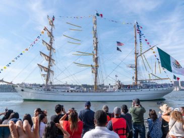 Personas despiden al buque escuela de la Armada Mexicana Cuauhtémoc este sábado, en Nueva York. EFE/Ángel Colmenares