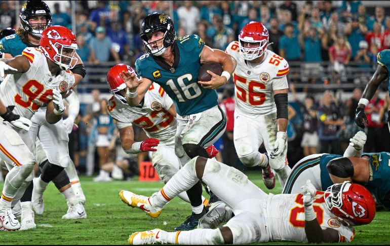 Trevor Lawrence anotó el último touchdown para amarrar la victoria de Jacksonville. AP/P. Ebenhack