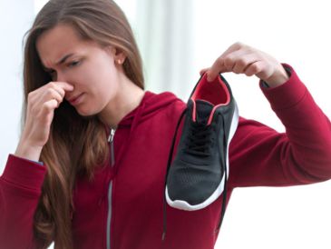 El mal olor en los zapatos es un problema común que genera incomodidad y vergüenza a muchos. PEXELS