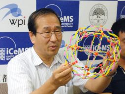 Susumu Kitagawa durante una conferencia en 2011. El japonés demostró que los gases pueden entrar y salir de las construcciones y predijo que las estructuras metal-orgánicas podrían hacerse flexibles. EFE/JIJI PRESS JAPAN