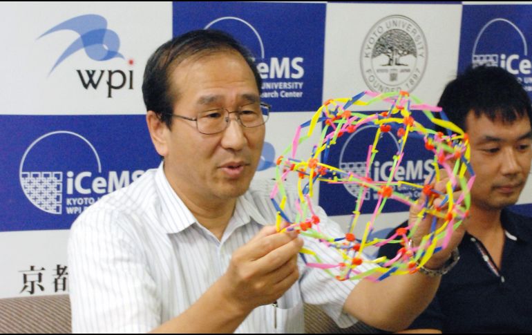 Susumu Kitagawa durante una conferencia en 2011. El japonés demostró que los gases pueden entrar y salir de las construcciones y predijo que las estructuras metal-orgánicas podrían hacerse flexibles. EFE/JIJI PRESS JAPAN