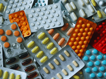 Sheinbaum aseguró que el abasto en el ISSSTE, IMSS, e IMSS-Bienestar es de 90% y que son muy pocos medicamentos los que faltan. ESPECIAL