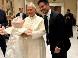 La entrega del muñeco, que representa al emblemático peluche del Dr. Simi vestido como Papa, fue registrada en video y difundida en redes sociales. ESPECIAL / X / @DesdeLaFeMx