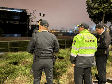 Agentes de la Policía Nacional de Perú custodian la zona donde se registró el tiroteo la noche de este miercoles, contra la banda peruana de cumbia Agua Marina. EFE/ Mikhail Huacán