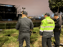 Agentes de la Policía Nacional de Perú custodian la zona donde se registró el tiroteo la noche de este miercoles, contra la banda peruana de cumbia Agua Marina. EFE/ Mikhail Huacán