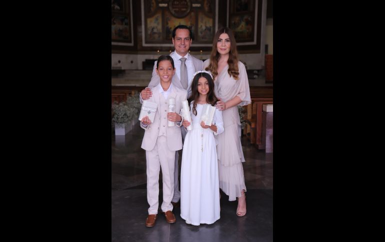André e Isabella Guzmán Martínez con Ernesto Guzmán y Jo Martínez. GENTE BIEN JALISCO / C. Jimeno