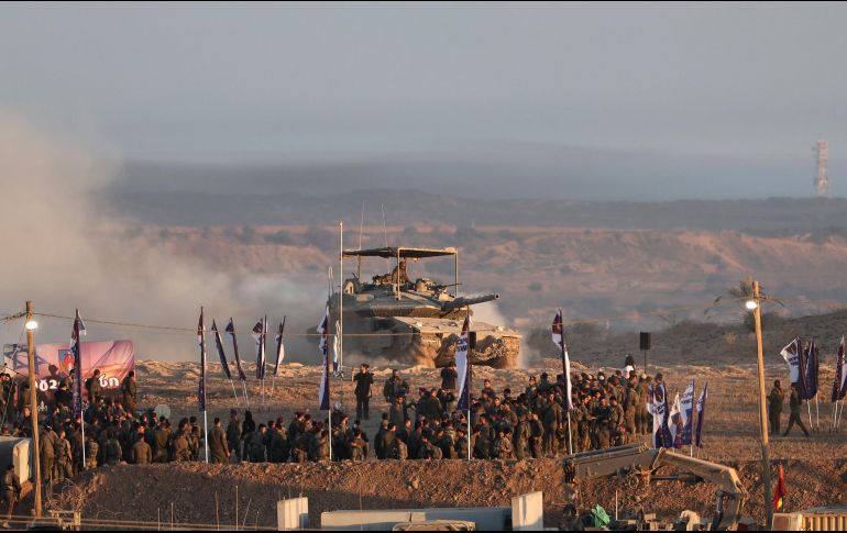 Tanques israelíes se retiran de la Franja de Gaza tras el acuerdo entre Israel y Hamás sobre la primera fase del plan de paz. EFE/A. Safadi