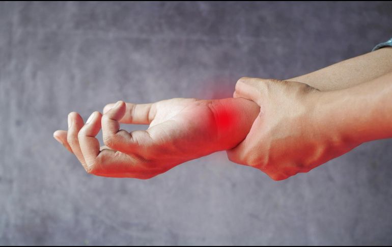 Es común que cuando hace frío muchas personas notan que el dolor en las manos y otras articulaciones del cuerpo se intensifica. ESPECIAL / CANVA