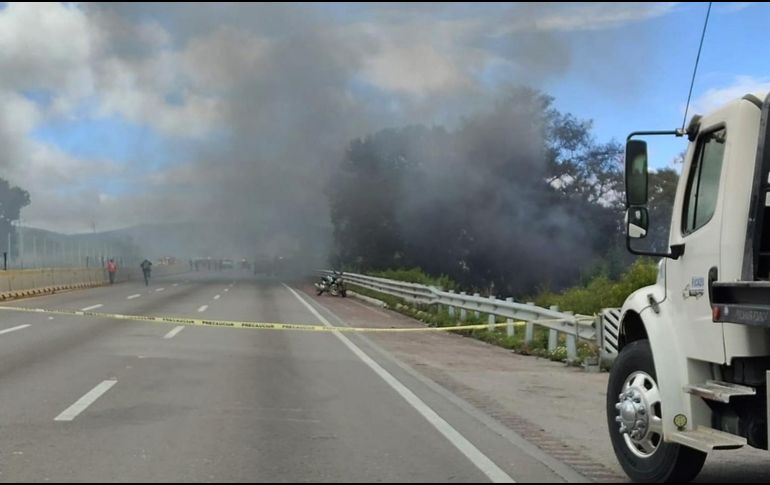 El choque desató un incendio de gran magnitud que provocó la rápida intervención de equipos de emergencia y seguridad. EFE/H.  Ríos