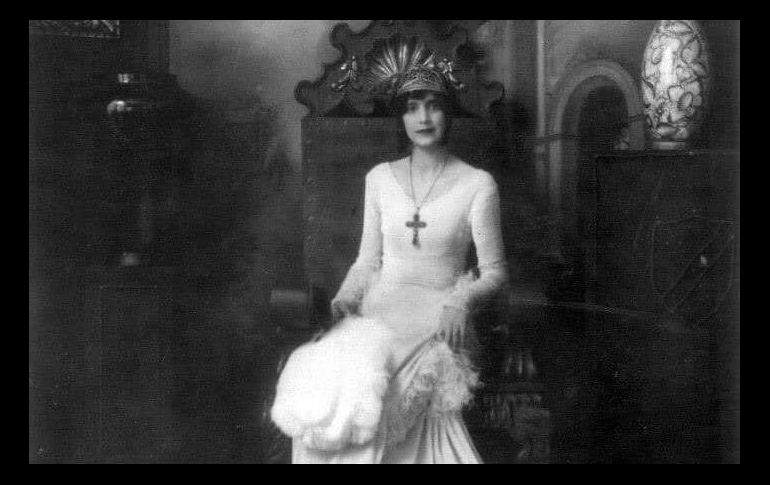 Fue retratada para siempre en unas fotografías muy del estilo de las primeras décadas del siglo XX, con un vestido largo y blanco, un cuello de pavo real, y una cruz en centro del pecho. CORTESÍA