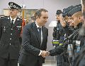 El primer ministro francés se reúne con agentes de la Policía durante una visita a una comisaría en L’Hay-les-Roses, en las afueras de París. AFP