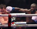 El mexicano Saúl "Canelo" Álvarez (i) y el estadounidense Terence Crawford (d) se enfrentan en el Allegiant Stadium en Las Vegas, Estados Unidos. O. Guzmán