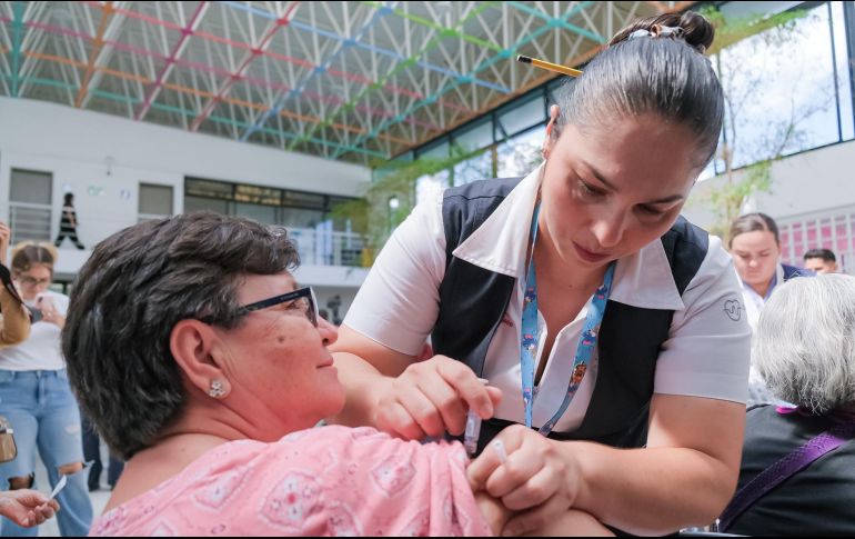 La población objetivo para recibir vacuna contra influenza son niñas y niños de seis meses hasta cuatro años, adultos de 60 años y más, mujeres gestantes, personal de salud y personas de cinco a 59 años con comorbilidades. CORTESÍA
