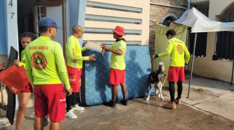 Las autoridades en Puerto Vallarta continúan con la asistencia a las personas afectadas por la tormenta del domingo. FACEBOOK / Protección Civil y Bomberos Puerto Vallarta
