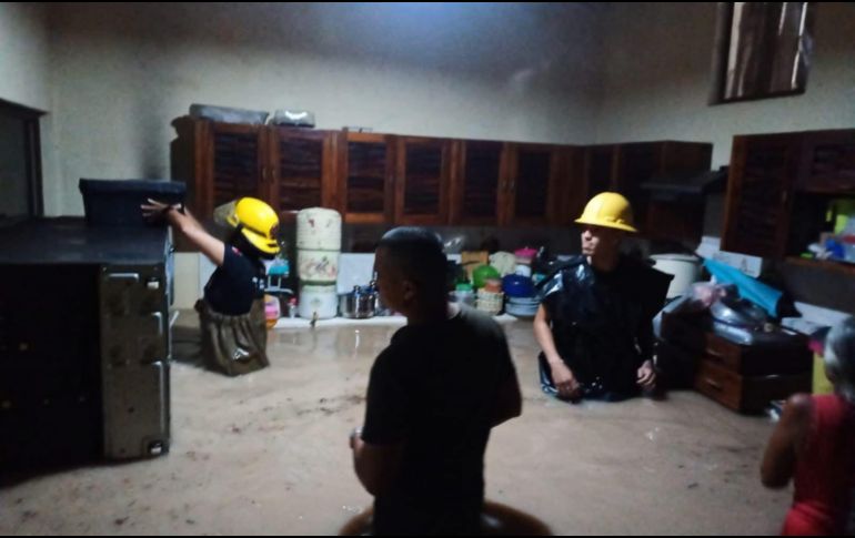 Este martes, equipos continúan con el retiro de basura y menaje afectado, fumigación y en la Evaluación de Daños. ESPECIAL