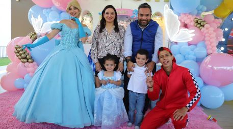 Rodrigo e Isabella López de Nava Calzada, con sus papás Montserrat Calzada y Juan Ángel López de Nava, y los personajes de La Cenicienta y Hot Wheels. GENTE BIEN JALISCO / Revista del 17 de octubre 2025