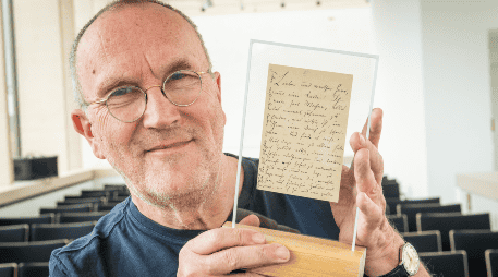 Esta es la carta escrita de la mano de Nietzsche para Otto Busse.  EFE / Centro de Documentación Nietzsche de Naumburgo