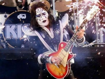 De acuerdo con información publicada por el portal TMZ, Frehley sufrió una hemorragia cerebral luego de una caída ocurrida en su estudio, lo que lo llevó a ser internado de emergencia y conectado a soporte vital. AFP / ARCHIVO