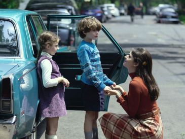 Bajo la dirección de Gaz Alazraki, la serie combina una estética meticulosa con una narrativa que pone en evidencia el contraste entre la inocencia infantil y el impacto psicológico de la manipulación dentro del hogar. ESPECIAL/NETFLIX