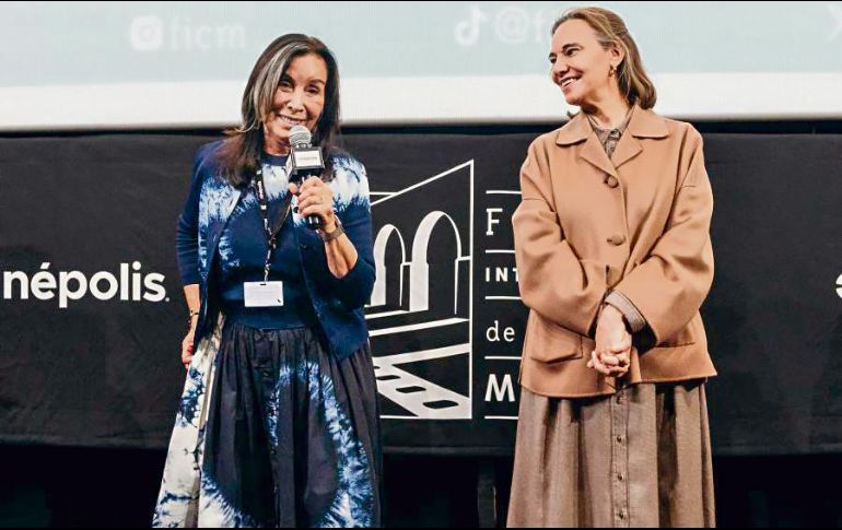 La viuda de George Harrison, al lado de la directora del FICM, Daniela Michel. ESPECIAL