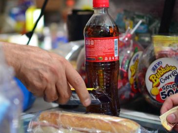 El Impuesto Especial sobre Producción y Servicios (IEPS) tendrá incrementos importantes debido al alza en productos como bebidas azucaradas, cigarros y videojuegos violentos. EL INFORMADOR/Archivo