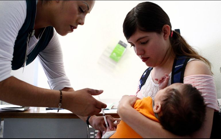 La Secretaría de Salud de Jalisco hace un llamado a que las familias vacunen a sus hijos, clave para prevenir brotes. EL INFORMADOR/Archivo