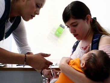 La Secretaría de Salud de Jalisco hace un llamado a que las familias vacunen a sus hijos, clave para prevenir brotes. EL INFORMADOR/Archivo