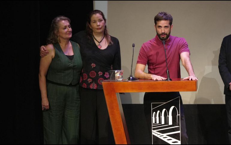 Festival Internacional de Morelia cierra con la entrega de sus galardones principales. En la foto, Pablo Pérez Lombardini quien se llevó Mejor Dirección y Mejor Película de Ficción. EFE/ Iván Villanueva