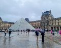 El Louvre fue totalmente evacuado y va a estar cerrado durante todo el día, sobre todo "para preservar las pruebas" del robo. EFE/E. Sapiña
