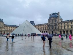 El Louvre fue totalmente evacuado y va a estar cerrado durante todo el día, sobre todo 