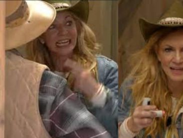 Testigos que seguían el programa en vivo afirmaron que uno de los caballos tuvo una reacción brusca y habría pateado a la actriz, provocando un gran susto entre los presentes. ESPECIAL