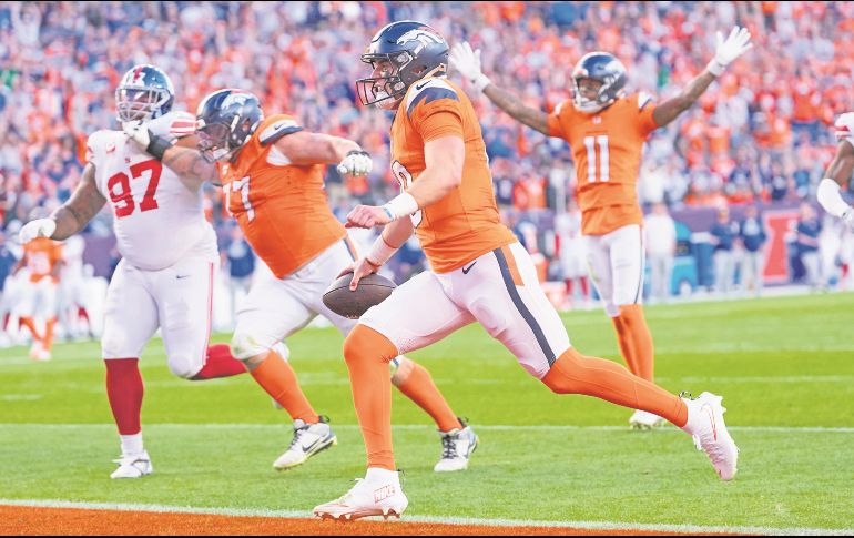 Bo Nix tuvo dos anotaciones por tierra en el último cuarto, ayudando a su equipo a remontar. AP