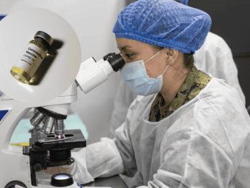 Las vacunas contra el COVID-19 podrían ayudar a algunos pacientes que padecen cáncer. UNSPLASH / NAVY MEDICINE / H. NURAL