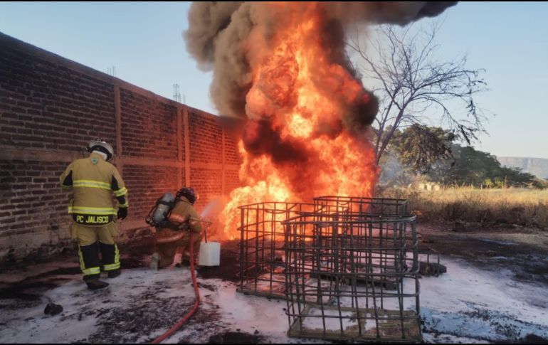 De inmediato los bomberos municipales procedieron con su personal al combate del fuego derivado de la explosión. CORTESÍA/UEPCBJ