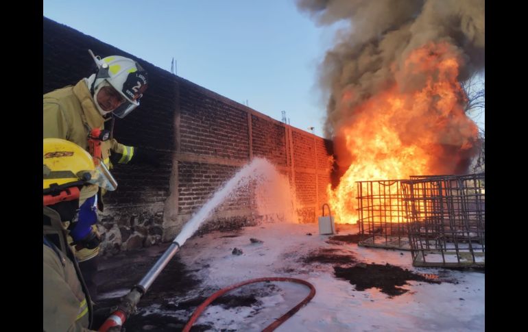 De inmediato los bomberos municipales procedieron con su personal al combate del fuego derivado de la explosión. CORTESÍA/UEPCBJ