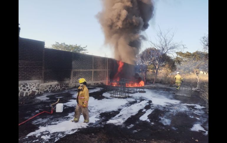 De inmediato los bomberos municipales procedieron con su personal al combate del fuego derivado de la explosión. CORTESÍA/UEPCBJ