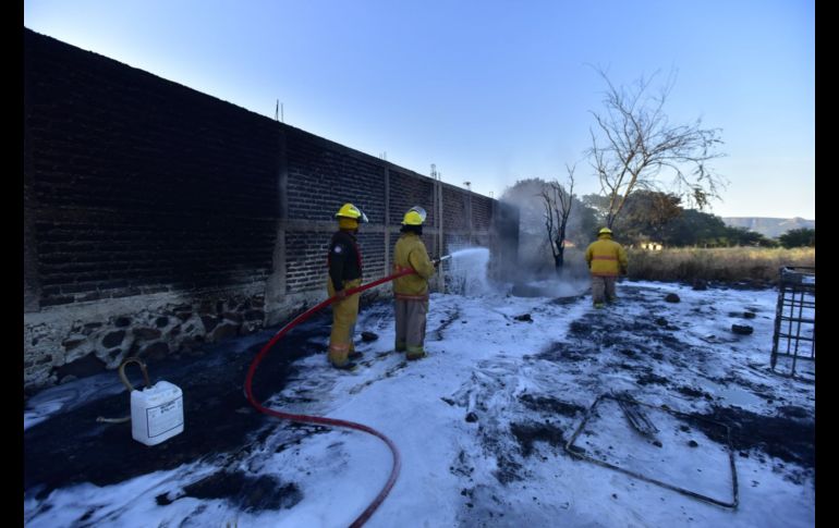 De inmediato los bomberos municipales procedieron con su personal al combate del fuego derivado de la explosión. CORTESÍA/UEPCBJ