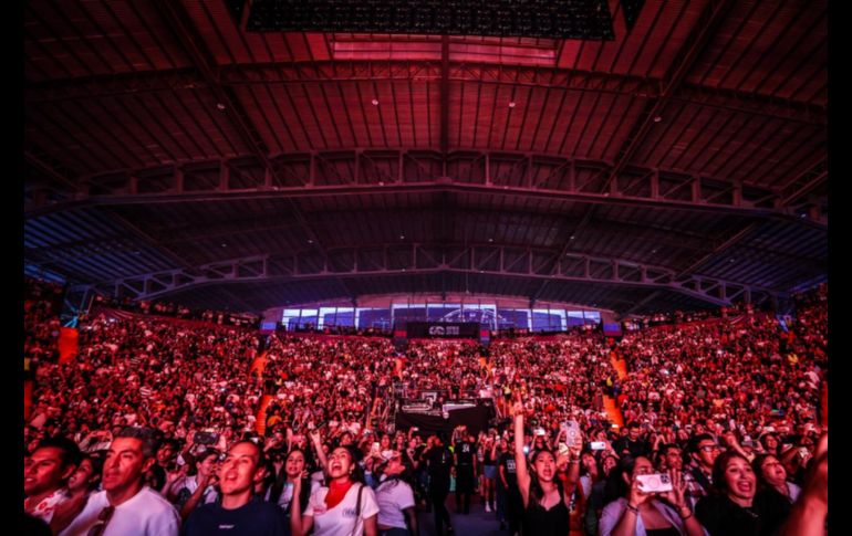 Las voces del público se mezclaron con las guitarras y percusiones, generando una atmósfera de complicidad. EL INFORMADOR/A.NAVARRO