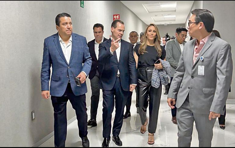 El presidente ejecutivo del Grupo Empresarial Ángeles, Olegario Vázquez Aldir, durante un recorrido por las instalaciones. ESPECIAL