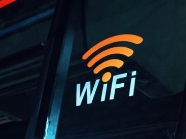 Desactivar la conexión a Internet durante el periodo de descanso ayuda a reducir el consumo energético, tanto en el router como en los dispositivos que reciben su señal. Unsplash