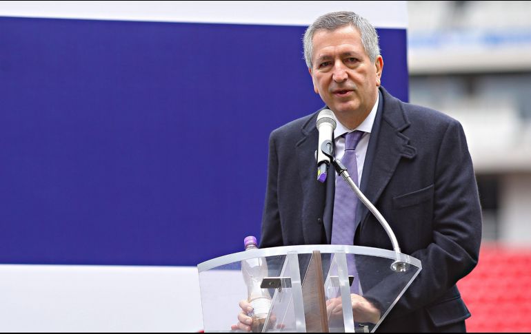 La historia del Club Deportivo Guadalajara está llena de anécdotas curiosas, pero pocas tan recordadas como aquella ocasión en la que Jorge Vergara, entonces dueño del equipo, decidió premiar a sus jugadores de una forma muy peculiar: con un “par de huevos”. IMAGO7