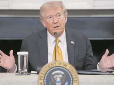 Trump insistió en que “México está gobernado por los cárteles”, pero aseguró tener “gran respeto” por Claudia Sheinbaum. Las declaraciones se dieron en medio de su ofensiva militar antidrogas en El Caribe y el Pacífico. AP