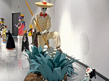 Visitantes pueden observar piezas de cartonería y calaveritas en la exposición del Día de Muertos en algunos museos. ESPECIAL