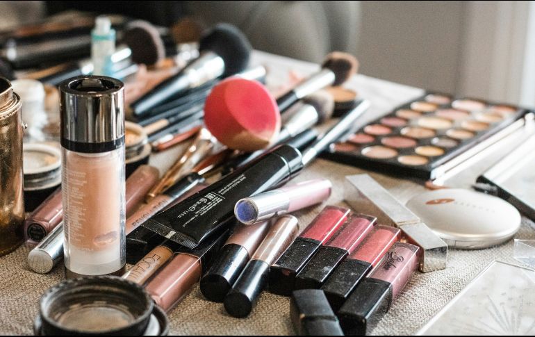 Además de los cosméticos, se pueden añadir accesorios que se utilizan en la rutina de belleza diaria. Unsplash