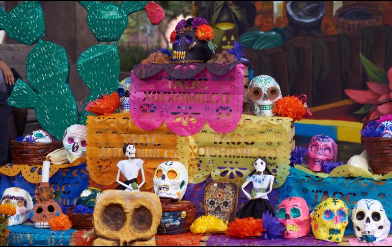 Los elementos del altar pueden ir desde alimentos hasta objetos personales de las personas recordadas. ESPECIAL / CANVA