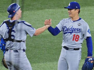 Yoshinobu Yamamoto brilló en el montículo este sábado al lanzar las nueve entradas del partido. EFE/ E. LIMA.