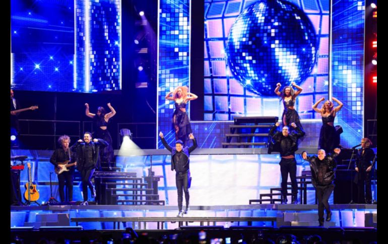 Chayanne arrancó moviéndose en el escenario de arriba a abajo, lleno de energía, con algunos de sus éxitos más grandes. EL INFORMADOR/ J. Acosta