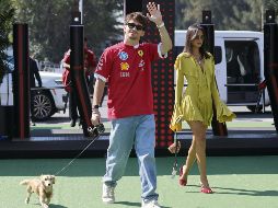 Charles Leclerc, piloto de Fórmula 1 de Ferrari, saluda al público en México. EFE