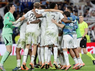 Los jugadores del Real Madrid celebran la victoria contra el Barcelona. EFE/S. Pérez