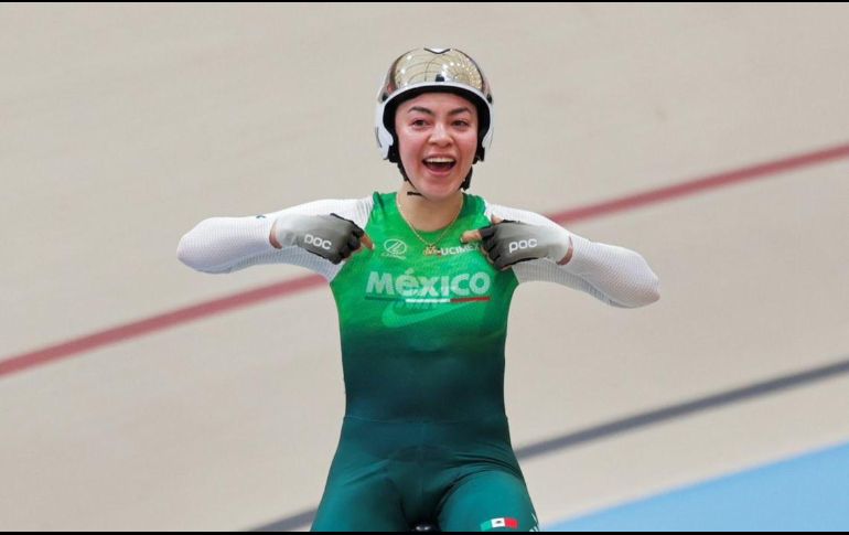 Acevedo, de 24 años de edad, recorrió la pista recibiendo el reconocimiento de los aficionados. ESPECIAL / CONADE
